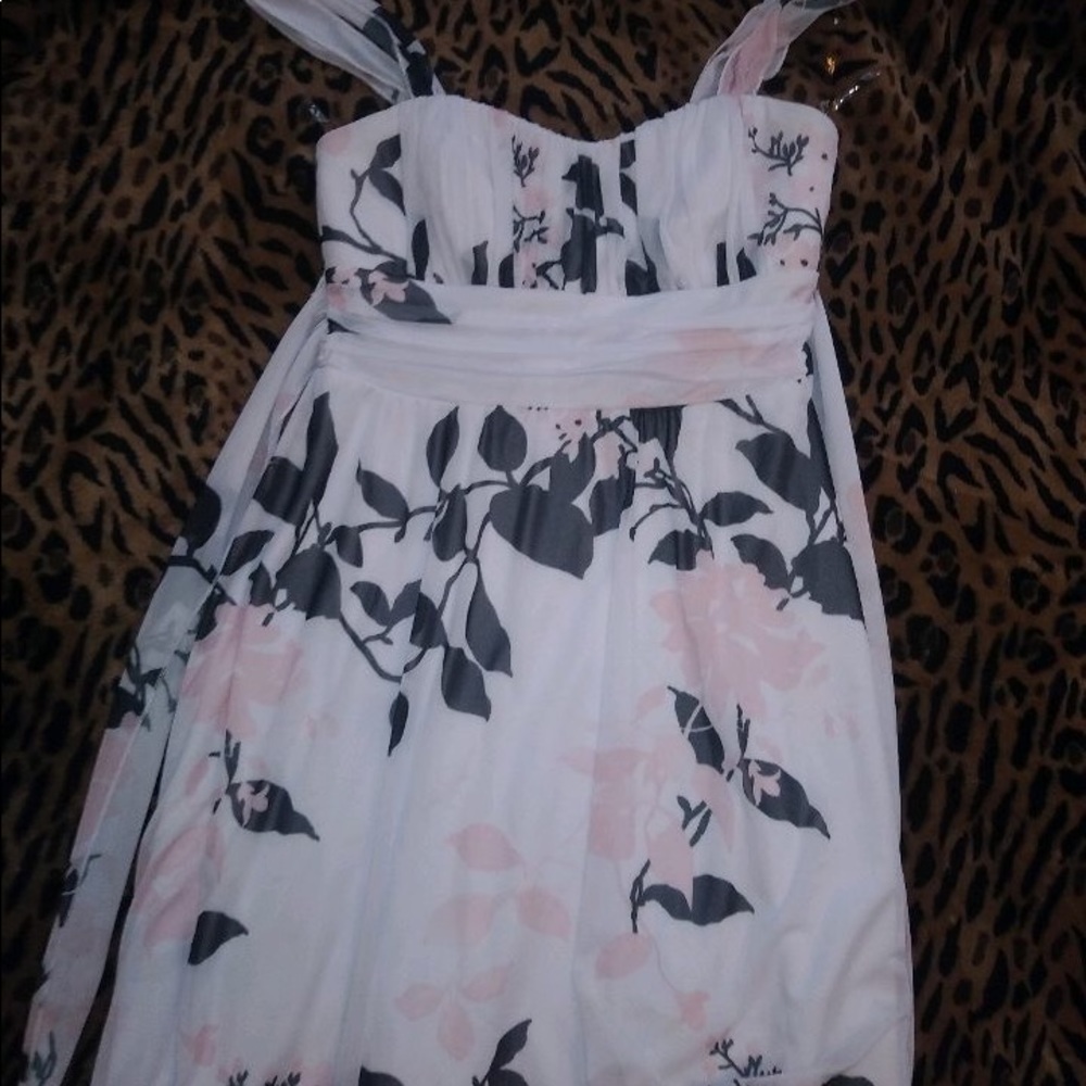 White with leaves sleeves dress